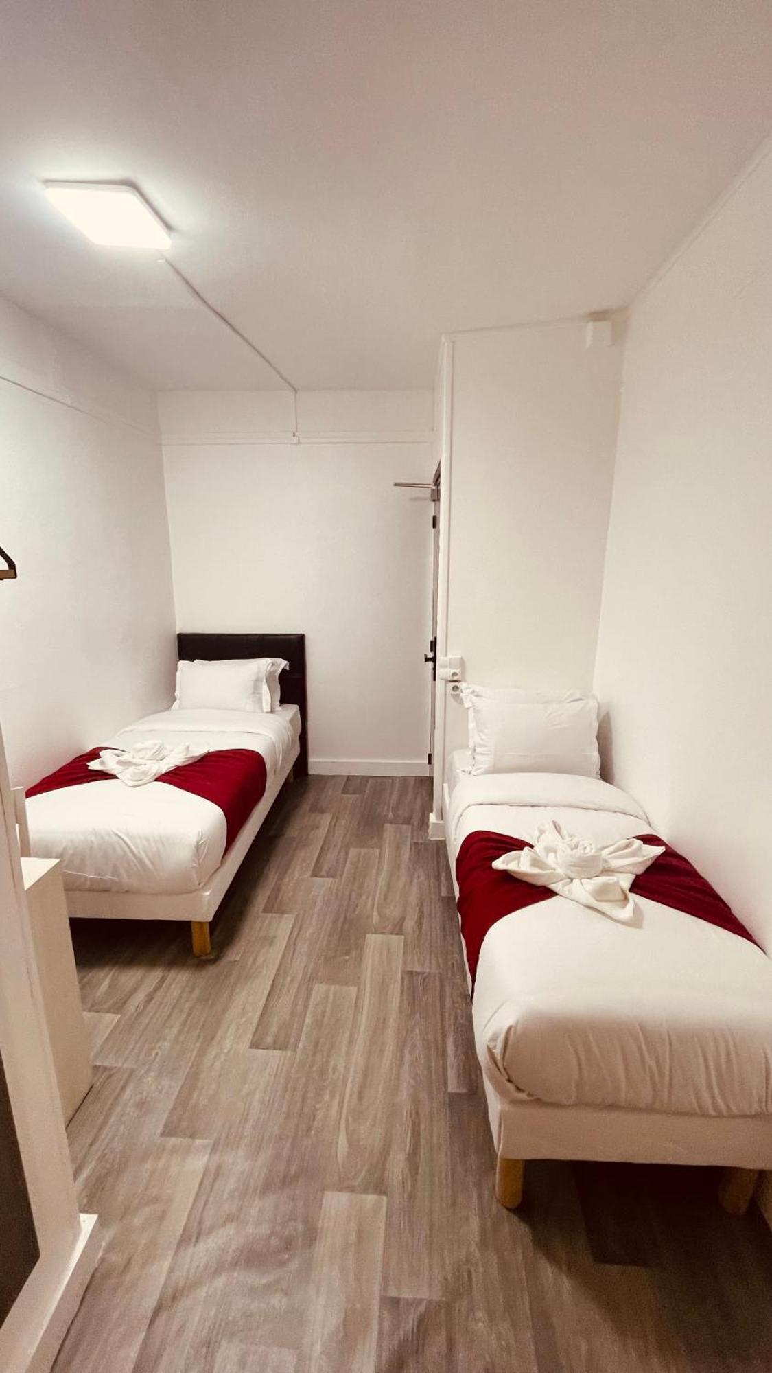 Tweepersoonskamer met 2 Aparte Bedden en Gedeeld Toilet